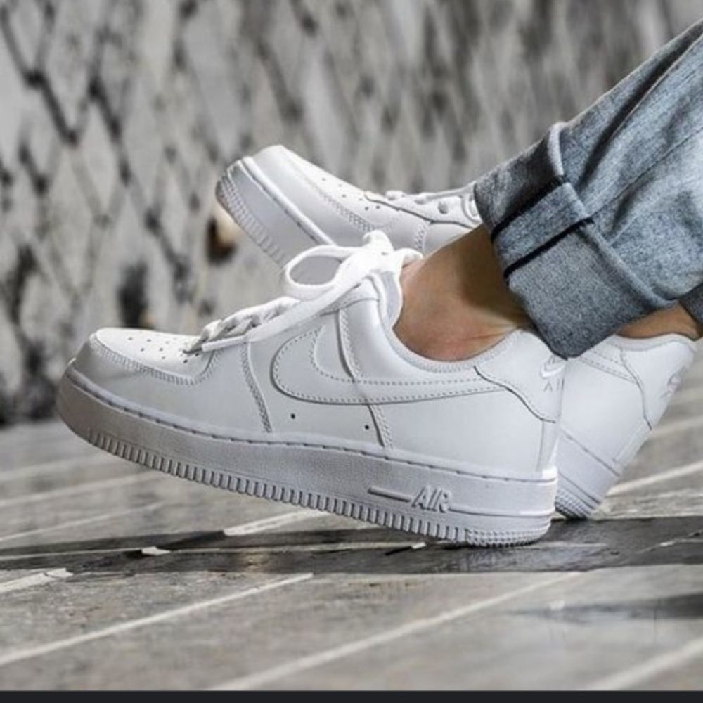 NIKE AIR FORCE 1'07  LACE UP CLOSURE SLIP ON MEN'S SNEAKER